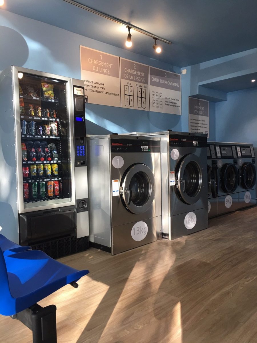laverie libre-service wash'n Dry avec un distributeur de boisson et confiserie